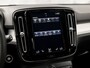 Volvo XC40 1.5 T5 Recharge Sport 262Pk Automaat (BLACK PACK, APPLE CARPLAY, GROOT NAVI, ZWART HEMEL, STUUR/STOELVERWARMING, SPORTSTOELEN, GETINT GLAS, LANE ASSIST, NIEUWE APK, NIEUWSTAAT)