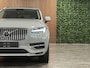 Volvo XC90 T8 AWD Recharge Plus Bright | Trekhaak | 360 Camera | Harman Kardon | 455pk | Adaptieve Cruise Control | Stoelverwarming voor+achter | Stuurwielverwarming | Schuifdak | Full LED Meesturende koplampen | Pilot Assist | BLIS Dode Hoek Detectie | Elektrische voorstoelen geheugen | Lederen bekleding | Zitting verlenging voorstoelen | Lederen dashboard | 20 Inch | Google Infotainment | Keyless Drive | Privacy Glass | Elektrisch bedienbare achterklep | Geïntegreerd kinderzitje achterin | Geïntegreerde zongordijnen achterportieren | Verlichte instaplijsten | 7-Persoons | 4-Zone Climate Control | DAB Radio | Apple Carplay/Android Auto | Vapour Grey Metallic |