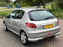 Peugeot 206 1.6-16V Griffe 5-Drs ECC Audio-CD Leder Sportstoelen LMV 15" ABS Getint glas Colorpakket Trekhaak Dealeronderh. Nw Apk