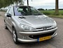Peugeot 206 1.6-16V Griffe 5-Drs ECC Audio-CD Leder Sportstoelen LMV 15" ABS Getint glas Colorpakket Trekhaak Dealeronderh. Nw Apk