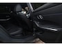 BMW 3-Serie 320e Aut. | SOH 93% | Facelift | M-pakket | Dravitgrau Widescreen | HUD | Dodehoekbewaking | Carplay | Luxe leder |