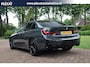 BMW 3-Serie 320e Aut. | SOH 93% | Facelift | M-pakket | Dravitgrau Widescreen | HUD | Dodehoekbewaking | Carplay | Luxe leder |