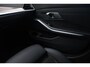 BMW 3-Serie 320e Aut. | SOH 93% | Facelift | M-pakket | Dravitgrau Widescreen | HUD | Dodehoekbewaking | Carplay | Luxe leder |