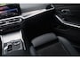BMW 3-Serie 320e Aut. | SOH 93% | Facelift | M-pakket | Dravitgrau Widescreen | HUD | Dodehoekbewaking | Carplay | Luxe leder |
