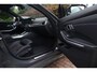 BMW 3-Serie 320e Aut. | SOH 93% | Facelift | M-pakket | Dravitgrau Widescreen | HUD | Dodehoekbewaking | Carplay | Luxe leder |