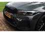 BMW 3-Serie 320e Aut. | SOH 93% | Facelift | M-pakket | Dravitgrau Widescreen | HUD | Dodehoekbewaking | Carplay | Luxe leder |