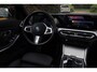 BMW 3-Serie 320e Aut. | SOH 93% | Facelift | M-pakket | Dravitgrau Widescreen | HUD | Dodehoekbewaking | Carplay | Luxe leder |