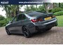 BMW 3-Serie 320e Aut. | SOH 93% | Facelift | M-pakket | Dravitgrau Widescreen | HUD | Dodehoekbewaking | Carplay | Luxe leder |