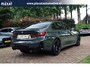BMW 3-Serie 320e Aut. | SOH 93% | Facelift | M-pakket | Dravitgrau Widescreen | HUD | Dodehoekbewaking | Carplay | Luxe leder |