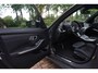 BMW 3-Serie 320e Aut. | SOH 93% | Facelift | M-pakket | Dravitgrau Widescreen | HUD | Dodehoekbewaking | Carplay | Luxe leder |