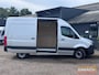 Mercedes-Benz Sprinter 317 L2H2 - zilvergrijs - Euro 6 - schuifdeur - mbux - stoelverwarming - tempomat - cruise - apple carplay - 3 persoons cabine