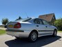 Mitsubishi Carisma 1.6 Comfort Drive | 1e Eigenaar | slechts 99.576 km | Airco | 15" Velgen | Nieuwe APK | Goed Onderhouden! |