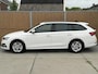 Skoda Octavia Combi 1.0 TSI Business Edition Getint glas | Parkeersensoren voor en achter | Elektrisch bedienbare achterklep | LED koplampen | Climate & cruise control | Navigatiesysteem