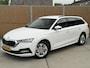 Skoda Octavia Combi 1.0 TSI Business Edition Getint glas | Parkeersensoren voor en achter | Elektrisch bedienbare achterklep | LED koplampen | Climate & cruise control | Navigatiesysteem