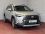 Toyota Corolla Cross HYBRID 140 STYLE ELEK.KLEP LED KEYLESS CARPLAY NAVI CAMERA STOEL/STUUR VERW.ADAP CRUISE PDC ✅ Top auto's Wijchen. Al 30 Jaar verkoop van Toyota : Benzine / Hybride / PHEV / HEV / Style / Executive / Dynamic / Plus / Business / Sport / Active / Premium etc. ✅