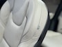 Volvo XC90 T8 Plug-in hybrid AWD Ultra Dark | Panorama | Luchtvering | B&W | Massage + Ventilatie | Alcantara hemel