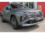 Hyundai Tucson 1.6 T-GDI PHEV 252PK 20TH ANNIVERSARY+SKY *NIEUW* | PANORAMISCH SCHUIF/KANTELDAK | STUUR / STOELVERWARMING | FULL LED KOPLAMPEN | HALF ALCANTARA / LEDER 20TH ANNIVERSARY DESIGN MET GROENE STIKSELS | NAVIGATIE | ADAPTIVE CRUISE CONTROL | DRAADLOOS APPLE CARPLAY / ANDROID AUTO | DRAADLOOS TELEFOONLADER | ELEKTRISCH BEDIENBARE ACHTERKLEP | DODEHOEK DETECTIE | 3 FASE CLIMATE CONTROL | KRELL PREMIUM AUDIO | 19"INCH 20TH ANNIVERSARY VELGEN | ZONWERING IN ACHTER PORTIEREN | PINE GREEN MATTE METALLIC LAK | DEURLIJSTEN MET LUXE AFWERKING | DAKRAILS ZWART |