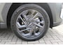 Hyundai Tucson 1.6 T-GDI PHEV 252PK 20TH ANNIVERSARY+SKY *NIEUW* | PANORAMISCH SCHUIF/KANTELDAK | STUUR / STOELVERWARMING | FULL LED KOPLAMPEN | HALF ALCANTARA / LEDER 20TH ANNIVERSARY DESIGN MET GROENE STIKSELS | NAVIGATIE | ADAPTIVE CRUISE CONTROL | DRAADLOOS APPLE CARPLAY / ANDROID AUTO | DRAADLOOS TELEFOONLADER | ELEKTRISCH BEDIENBARE ACHTERKLEP | DODEHOEK DETECTIE | 3 FASE CLIMATE CONTROL | KRELL PREMIUM AUDIO | 19"INCH 20TH ANNIVERSARY VELGEN | ZONWERING IN ACHTER PORTIEREN | PINE GREEN MATTE METALLIC LAK | DEURLIJSTEN MET LUXE AFWERKING | DAKRAILS ZWART |