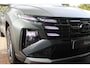 Hyundai Tucson 1.6 T-GDI PHEV 252PK 20TH ANNIVERSARY+SKY *NIEUW* | PANORAMISCH SCHUIF/KANTELDAK | STUUR / STOELVERWARMING | FULL LED KOPLAMPEN | HALF ALCANTARA / LEDER 20TH ANNIVERSARY DESIGN MET GROENE STIKSELS | NAVIGATIE | ADAPTIVE CRUISE CONTROL | DRAADLOOS APPLE CARPLAY / ANDROID AUTO | DRAADLOOS TELEFOONLADER | ELEKTRISCH BEDIENBARE ACHTERKLEP | DODEHOEK DETECTIE | 3 FASE CLIMATE CONTROL | KRELL PREMIUM AUDIO | 19"INCH 20TH ANNIVERSARY VELGEN | ZONWERING IN ACHTER PORTIEREN | PINE GREEN MATTE METALLIC LAK | DEURLIJSTEN MET LUXE AFWERKING | DAKRAILS ZWART |