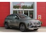 Hyundai Tucson 1.6 T-GDI PHEV 252PK 20TH ANNIVERSARY+SKY *NIEUW* | PANORAMISCH SCHUIF/KANTELDAK | STUUR / STOELVERWARMING | FULL LED KOPLAMPEN | HALF ALCANTARA / LEDER 20TH ANNIVERSARY DESIGN MET GROENE STIKSELS | NAVIGATIE | ADAPTIVE CRUISE CONTROL | DRAADLOOS APPLE CARPLAY / ANDROID AUTO | DRAADLOOS TELEFOONLADER | ELEKTRISCH BEDIENBARE ACHTERKLEP | DODEHOEK DETECTIE | 3 FASE CLIMATE CONTROL | KRELL PREMIUM AUDIO | 19"INCH 20TH ANNIVERSARY VELGEN | ZONWERING IN ACHTER PORTIEREN | PINE GREEN MATTE METALLIC LAK | DEURLIJSTEN MET LUXE AFWERKING | DAKRAILS ZWART |