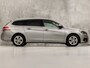 Peugeot 308 SW 1.2 PureTech Premium Sport Automaat 131Pk (PANORAMADAK, APPLE CARPLAY, GROOT NAVI, LEDER, 360 CAMERA, SPORTSTOELEN, CRUISE, KEYLESS, NIEUWE APK, NIEUWSTAAT)