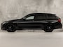 BMW 3-Serie Touring 318i M Sport Automaat (GROOT NAVI, M PAKKET, BLACK PACK, VIRTUAL COCKPIT, GETINT GLAS, LEDER, SPORTSTOELEN, STOELVERWARMING, PARKEERSENSOREN, NIEUWSTAAT)