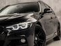 BMW 3-Serie Touring 318i M Sport Automaat (GROOT NAVI, M PAKKET, BLACK PACK, VIRTUAL COCKPIT, GETINT GLAS, LEDER, SPORTSTOELEN, STOELVERWARMING, PARKEERSENSOREN, NIEUWSTAAT)