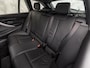 BMW 3-Serie Touring 318i M Sport Automaat (GROOT NAVI, M PAKKET, BLACK PACK, VIRTUAL COCKPIT, GETINT GLAS, LEDER, SPORTSTOELEN, STOELVERWARMING, PARKEERSENSOREN, NIEUWSTAAT)