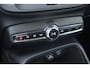 Volvo XC40 1.5 T2 Momentum | Parkeersensoren voor + achter | Parkeercamera | 17'' Lichtmetalen velgen | Navigatie | Parkeersensoren voor + achter | Dealeronderhouden