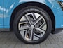 Hyundai Kona Electric EV Comfort Smart 39 kWh / SOH 100% / Fabrieksgarantie tot 04-2027 / Dealer onderhouden / CCS snellader / Navigatie / Warmtepomp / Apple Carplay Android / WLTP bereik 305 km bereik stad 435 km / Stuur- & Stoelverwarming / Achteruitrijcamera / Draadloze telefoon lader /