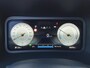 Hyundai Kona Electric EV Comfort Smart 39 kWh / SOH 100% / Fabrieksgarantie tot 04-2027 / Dealer onderhouden / CCS snellader / Navigatie / Warmtepomp / Apple Carplay Android / WLTP bereik 305 km bereik stad 435 km / Stuur- & Stoelverwarming / Achteruitrijcamera / Draadloze telefoon lader /