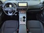 Hyundai Kona Electric EV Comfort Smart 39 kWh / SOH 100% / Fabrieksgarantie tot 04-2027 / Dealer onderhouden / CCS snellader / Navigatie / Warmtepomp / Apple Carplay Android / WLTP bereik 305 km bereik stad 435 km / Stuur- & Stoelverwarming / Achteruitrijcamera / Draadloze telefoon lader /