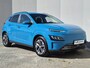 Hyundai Kona Electric EV Comfort Smart 39 kWh / SOH 100% / Fabrieksgarantie tot 04-2027 / Dealer onderhouden / CCS snellader / Navigatie / Warmtepomp / Apple Carplay Android / WLTP bereik 305 km bereik stad 435 km / Stuur- & Stoelverwarming / Achteruitrijcamera / Draadloze telefoon lader /