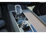 Volvo XC90 T8 Recharge AWD Ultra Bright - Luchtvering - Panorama/schuifdak - IntelliSafe Assist & Surround - 360º Camera - Harman/Kardon audio - Adaptieve LED koplampen - Verwarmde voorstoelen, stuur & achterbank - Parkeersensoren voor & achter - Elektr. bedienb. voorstoelen met geheugen - Head up display - Draadloze tel. lader - Extra getint glas - Inklapbare trekhaak - 21' LMV