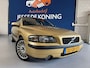Volvo S60 2.4 Edition Automaat / bj.2000 / kleur: oker / leder / climate / trekhaak /etc. NAP met 243226 km.en APK is tot 06/2027.