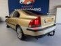 Volvo S60 2.4 Edition Automaat / bj.2000 / kleur: oker / leder / climate / trekhaak /etc. NAP met 243226 km.en APK is tot 06/2027.