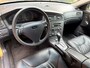 Volvo S60 2.4 Edition Automaat / bj.2000 / kleur: oker / leder / climate / trekhaak /etc. NAP met 243226 km.en APK is tot 06/2027.
