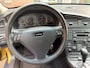 Volvo S60 2.4 Edition Automaat / bj.2000 / kleur: oker / leder / climate / trekhaak /etc. NAP met 243226 km.en APK is tot 06/2027.