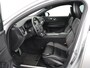 Volvo V60 2.0 T4 R-Design Panoramadak | Full LED | Trekhaak | Carplay | Pilot assist | Navigate | Stoel & Stuurverwarming | Achteruitrij camera | Cruise control | Climate control
