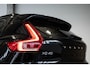 Volvo XC40 B4 Plus Dark | Trekhaak Semi-elektrisch | Adaptieve Cruise Control | Pilot Assist | Verwarmbare voorstoelen | Verwarmbaar stuurwiel | Blind Spot Information System | Verwarmbare voorruit | Parkeercamera | Parkeersensoren voor + achter |