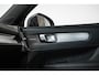 Volvo XC40 B4 Plus Dark | Trekhaak Semi-elektrisch | Adaptieve Cruise Control | Pilot Assist | Verwarmbare voorstoelen | Verwarmbaar stuurwiel | Blind Spot Information System | Verwarmbare voorruit | Parkeercamera | Parkeersensoren voor + achter |