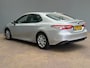 Toyota Camry 2.5 Hybrid Active Camera | Elektrische Stoel | Adaptieve Cruise | Climate | Bluetooth | 17" Lichtmetaal | Parkeersensoren | Achteruitrijcamera | Airco (automatisch) | Cruise control adaptief met Stop&Go