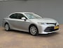 Toyota Camry 2.5 Hybrid Active Camera | Elektrische Stoel | Adaptieve Cruise | Climate | Bluetooth | 17" Lichtmetaal | Parkeersensoren | Achteruitrijcamera | Airco (automatisch) | Cruise control adaptief met Stop&Go