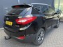 Hyundai ix35 1.6i GDI i-Vision Airco - Achteruitrijcamera - Navigatiesysteem - Cruise control - Parkeersensor achter - Licht metalen velgen 17 inch - Stoelverwarming - Mistlampen - Radio - Bluetooth - Dakrails - Elektrische ramen - Extra getint glas achter - Stuur multifunctioneel - Nieuwe APK keuring tot juni 2027