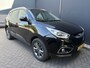 Hyundai ix35 1.6i GDI i-Vision Airco - Achteruitrijcamera - Navigatiesysteem - Cruise control - Parkeersensor achter - Licht metalen velgen 17 inch - Stoelverwarming - Mistlampen - Radio - Bluetooth - Dakrails - Elektrische ramen - Extra getint glas achter - Stuur multifunctioneel - Nieuwe APK keuring tot juni 2027