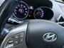 Hyundai ix35 1.6i GDI i-Vision Airco - Achteruitrijcamera - Navigatiesysteem - Cruise control - Parkeersensor achter - Licht metalen velgen 17 inch - Stoelverwarming - Mistlampen - Radio - Bluetooth - Dakrails - Elektrische ramen - Extra getint glas achter - Stuur multifunctioneel - Nieuwe APK keuring tot juni 2027