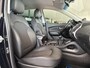 Hyundai ix35 1.6i GDI i-Vision Airco - Achteruitrijcamera - Navigatiesysteem - Cruise control - Parkeersensor achter - Licht metalen velgen 17 inch - Stoelverwarming - Mistlampen - Radio - Bluetooth - Dakrails - Elektrische ramen - Extra getint glas achter - Stuur multifunctioneel - Nieuwe APK keuring tot juni 2027