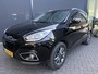 Hyundai ix35 1.6i GDI i-Vision Airco - Achteruitrijcamera - Navigatiesysteem - Cruise control - Parkeersensor achter - Licht metalen velgen 17 inch - Stoelverwarming - Mistlampen - Radio - Bluetooth - Dakrails - Elektrische ramen - Extra getint glas achter - Stuur multifunctioneel - Nieuwe APK keuring tot juni 2027