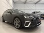 Audi A4 Avant 40 TFSI 204PK S-Line Facelift PANO/TREKHAAK/ACC/MATRIX/20"AUDI-SPORT/STOEL+STUURVERW/PRIVACY/DYNAMIC-LED/SPORT-PAKKET/MYTHOSSCHWARZ/VOLLEDIG AUDI DEALER HISTORIE, NET OH BEURT GEHAD