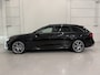 Audi A4 Avant 40 TFSI 204PK S-Line Facelift PANO/TREKHAAK/ACC/MATRIX/20"AUDI-SPORT/STOEL+STUURVERW/PRIVACY/DYNAMIC-LED/SPORT-PAKKET/MYTHOSSCHWARZ/VOLLEDIG AUDI DEALER HISTORIE, NET OH BEURT GEHAD